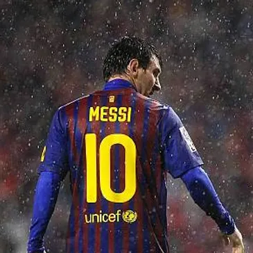 messi during a rainy day